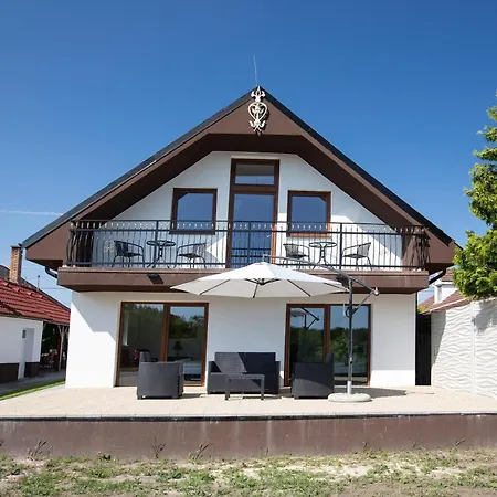 Vintage B 107 招待所